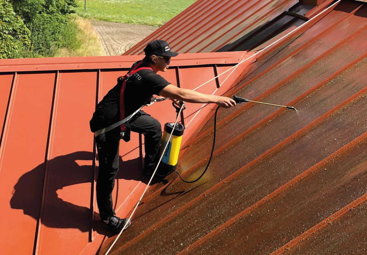 Kattopesu ammattilainen turvavarusteissa Varsinais-Suomi