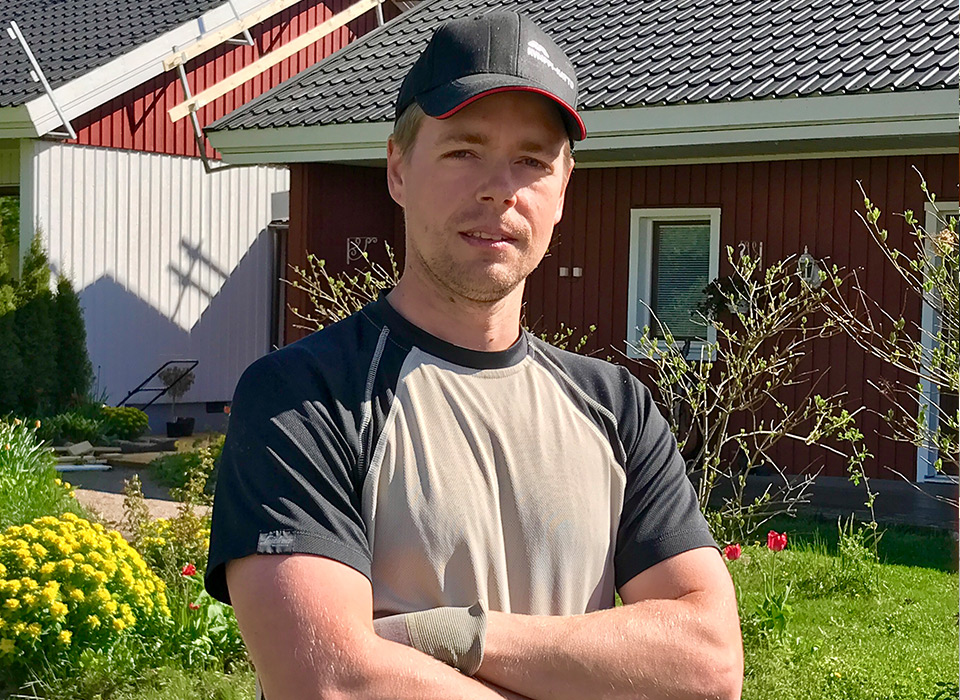 – Teemme asennuksen ajaksi turva-aidat, jotta katolla on turvallista liikkua, sanoo työpäällikkö Juhani Härkönen.