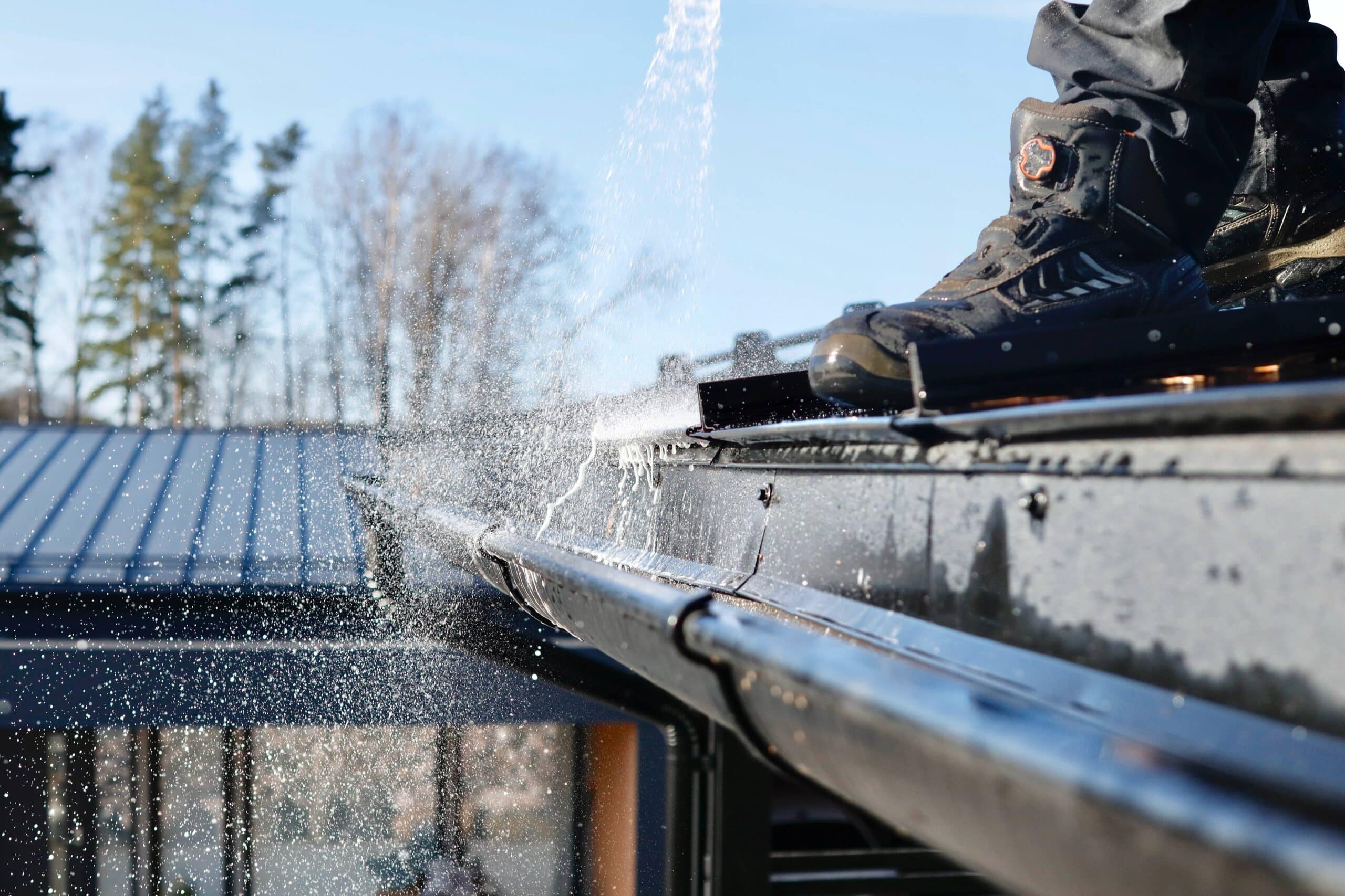 vuosihuolto ränninpuhdistuksella